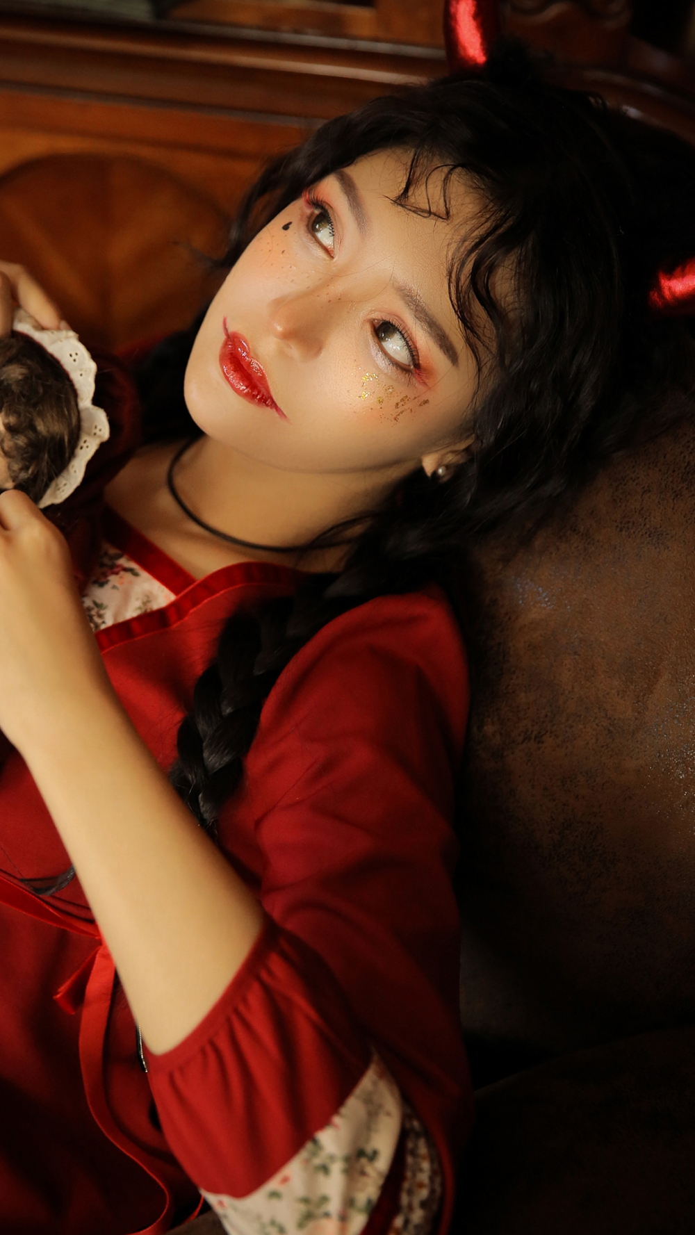 雀斑妆少女万圣节服装红色装扮暗黑风个性写真图片极品性感美女私密艺术照图片